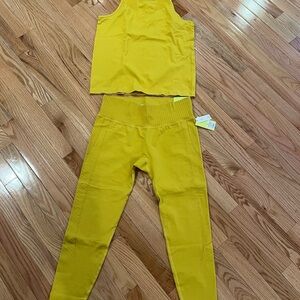 All in motion seamless top and legging in Gold color. XL top and XL bottom.